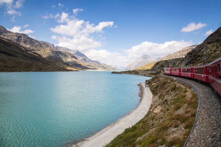 Landschap Wallgroup | Rode Trein Langs Een Meer Fotobehang