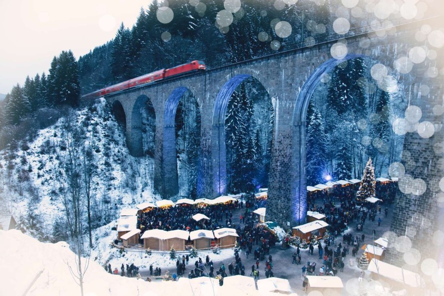 Landschap Wallgroup | Rode Trein Boven Een Kerstmarkt Fotobehang