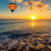 Landschap Wallgroup | Luchtballon Boven Zee Bij Zonsondergang Fotobehang