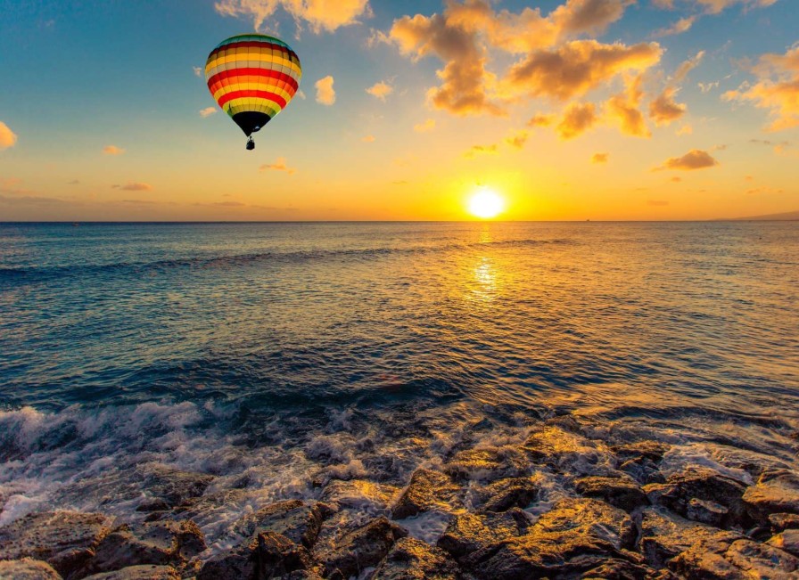 Landschap Wallgroup | Luchtballon Boven Zee Bij Zonsondergang Fotobehang