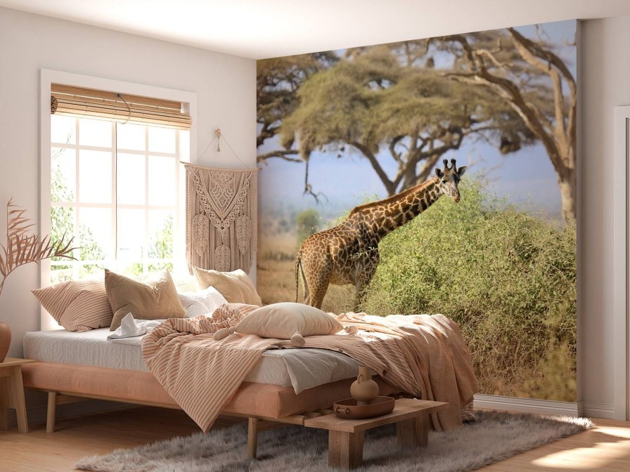 Natuur Wallgroup | Schattige Giraffe Tussen Struiken Fotobehang