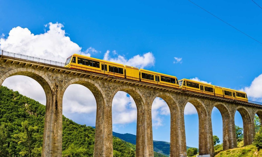 Architectuur Wallgroup | Gele Trein Op Een Viaduct In Frankrijk Fotobehang