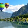 Landschap Wallgroup | Luchtballonnen Tussen De Bergen Fotobehang