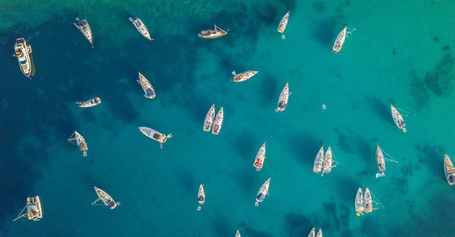 Landschap Wallgroup | Droneshot Van Een Groep Verankerde Boten Fotobehang