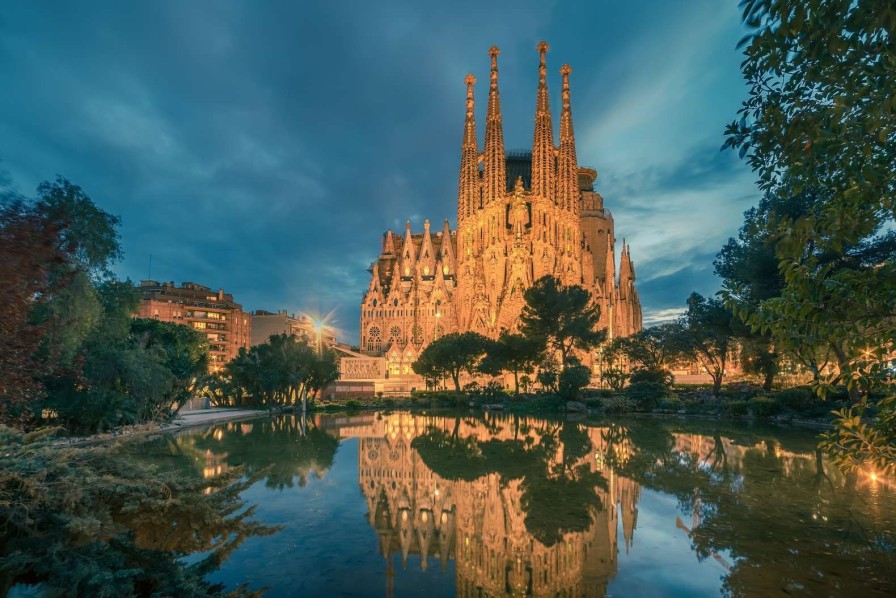 Architectuur Wallgroup | De Sagrada Familia In Barcelona Fotobehang