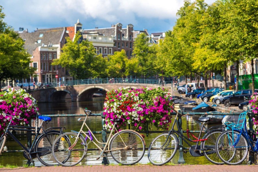 Architectuur Wallgroup | Fietsen Op Een Amsterdamse Brug Fotobehang