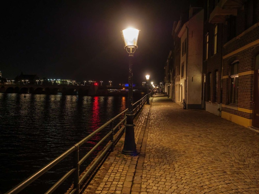 Architectuur Wallgroup | Gezellig Straatje In Maastricht Fotobehang