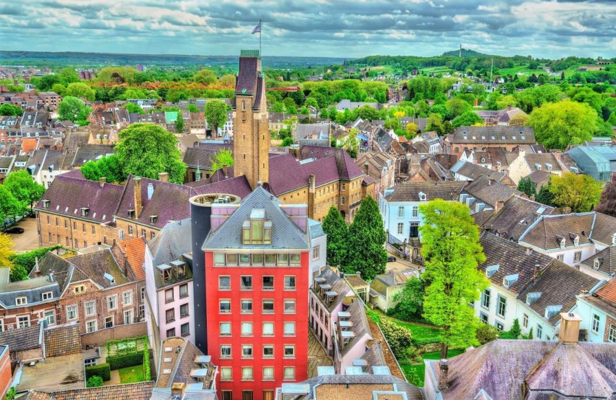 Architectuur Wallgroup | Oude Gedeelte Van Maastricht Fotobehang