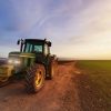 Transport Wallgroup | Tractor Op Een Landweg Fotobehang