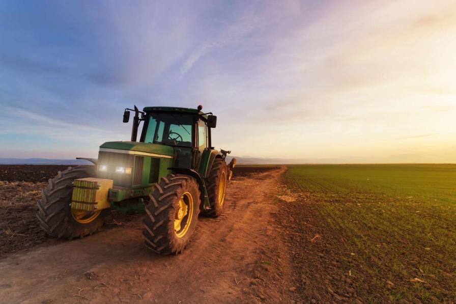 Transport Wallgroup | Tractor Op Een Landweg Fotobehang