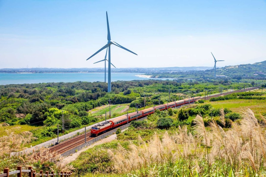 Transport Wallgroup | Rode Trein Langs Windmolens Fotobehang