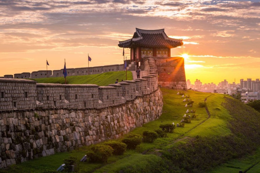 Architectuur Wallgroup | Hwaseong-Vesting Bij Zonsondergang Fotobehang