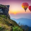 Landschap Wallgroup | Luchtballonnen In De Avond Boven Een Berglandschap Fotobehang