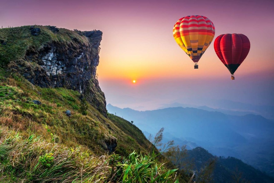 Landschap Wallgroup | Luchtballonnen In De Avond Boven Een Berglandschap Fotobehang