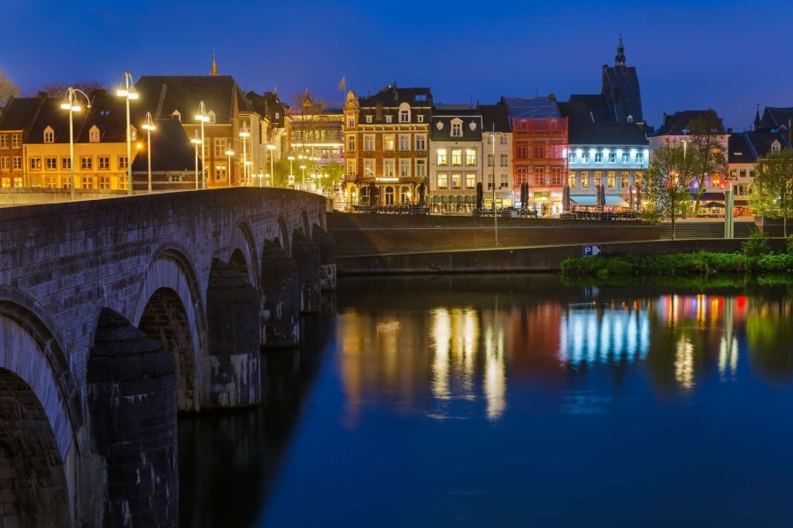 Architectuur Wallgroup | Maastricht In De Avond Fotobehang